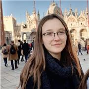 Laureanda in lettere moderne, scienze del testo letterario e della comunicazione offre ripetizioni per studenti che frequentano una scuola secondaria di primo e secondo grado